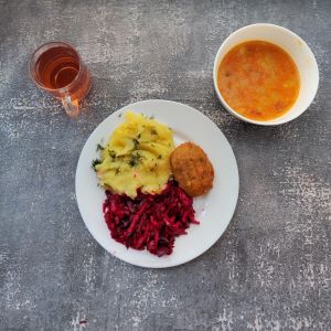 Dieta podstawowa  Zupa z soczewicą i warzywami Ziemniaki z koperkiem gotowane Kotlet z kurczaka nadziewany serem + Sos jarzynowy dieta Sałatka z buraków i jabłka (z olejem) Kompot owocowy